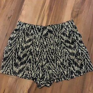 Black & tan stretchy shorts